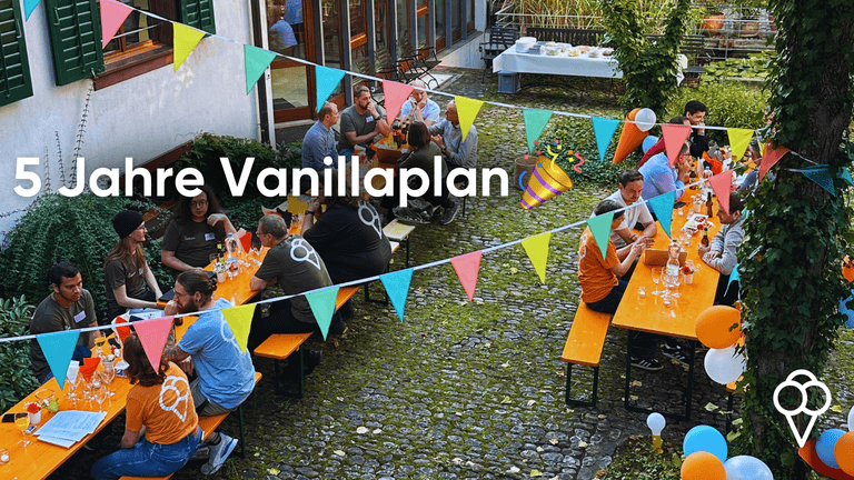 Feier des 5-jährigen Jubiläums von Vanillaplan mit Girlanden, Grill und Gästen im festlich dekorierten Innenhof.